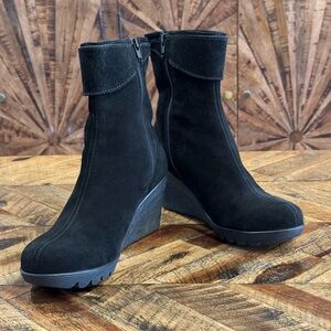 La Canadienne Womens Size 9 Gaby Ankle Boots Black Suede Strap Buckle Detail Zip